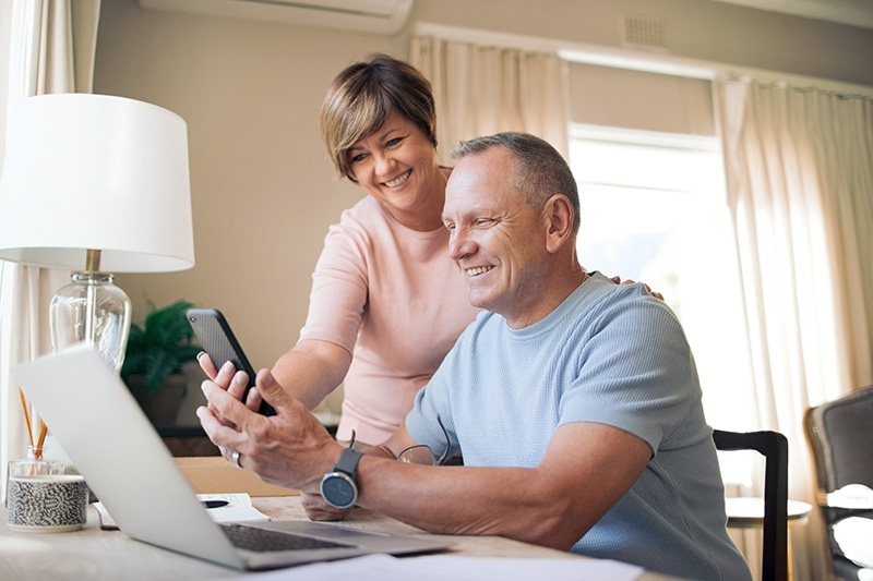 husband-wife-internet A couple enjoying high-speed fiber internet at home, highlighting rural connectivity solutions.